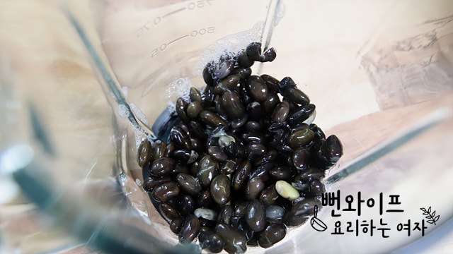 Make the soybean broth — step photo 1