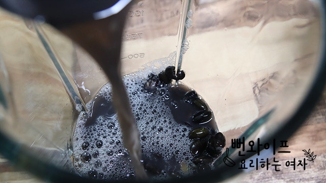 Make the soybean broth — step photo 2
