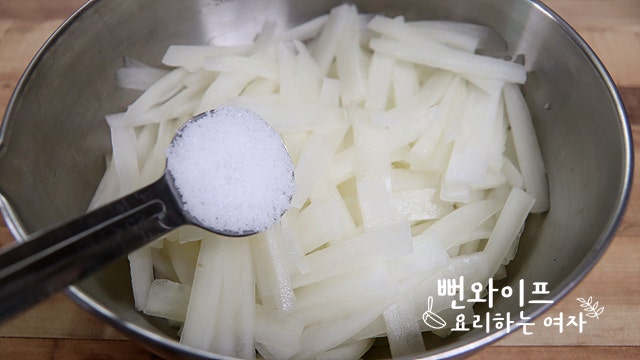 Salt the overripe cucumber — step photo 1