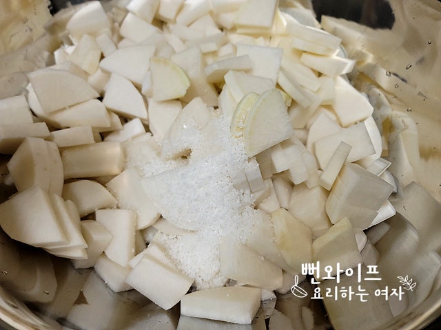 Salt the radish — step photo 1