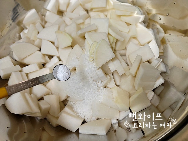Salt the radish — step photo 2