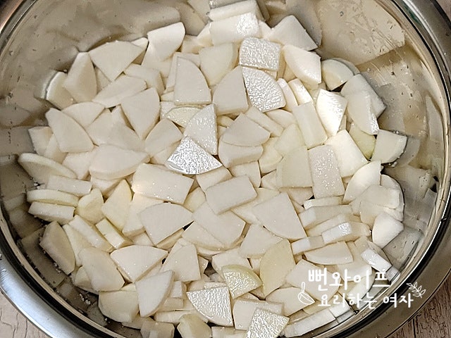 Salt the radish — step photo 1