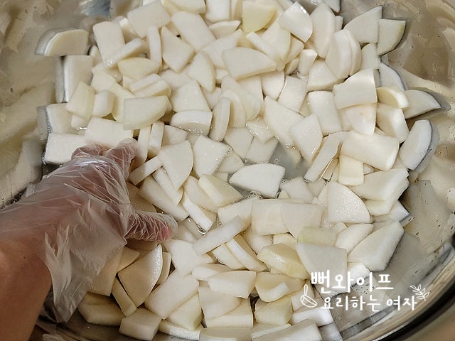 Salt the radish — step photo 2