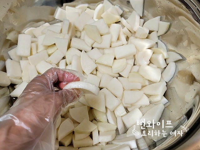 Salt the radish — step photo 1