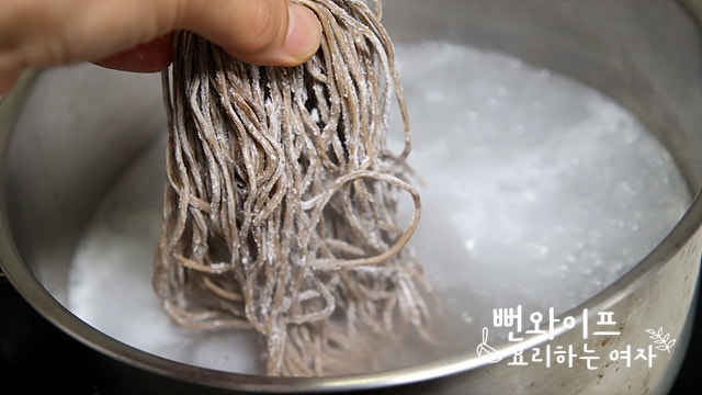 Boil the buckwheat noodles — step photo 2