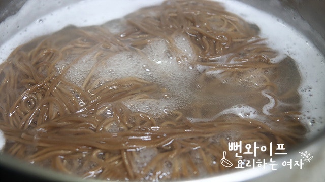 Boil the buckwheat noodles — step photo 1