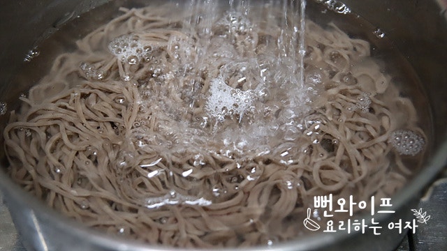Boil the buckwheat noodles — step photo 2