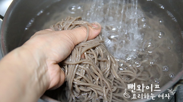 Boil the buckwheat noodles — step photo 1