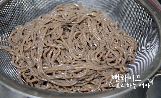 Boil the buckwheat noodles — step photo 2
