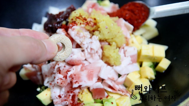 Add ingredients and seasonings — step photo 1