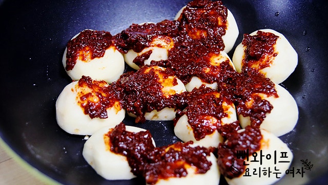 Layer the ingredients and sauce — step photo 1