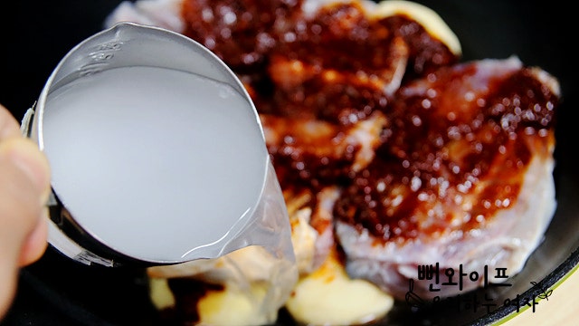 Layer the ingredients and sauce — step photo 1