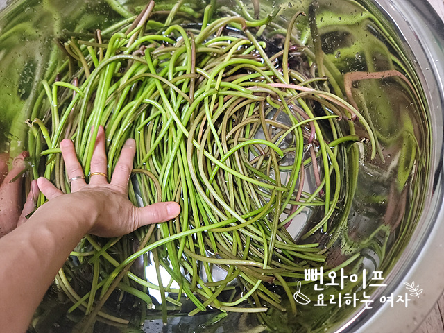 How to prep sweet potato stems — step photo