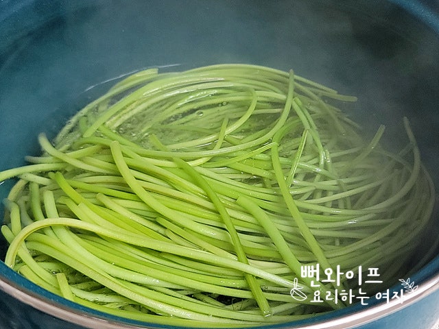 Boiling sweet potato stems — step photo 1
