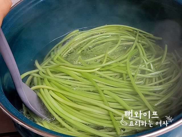 Boiling sweet potato stems — step photo 2