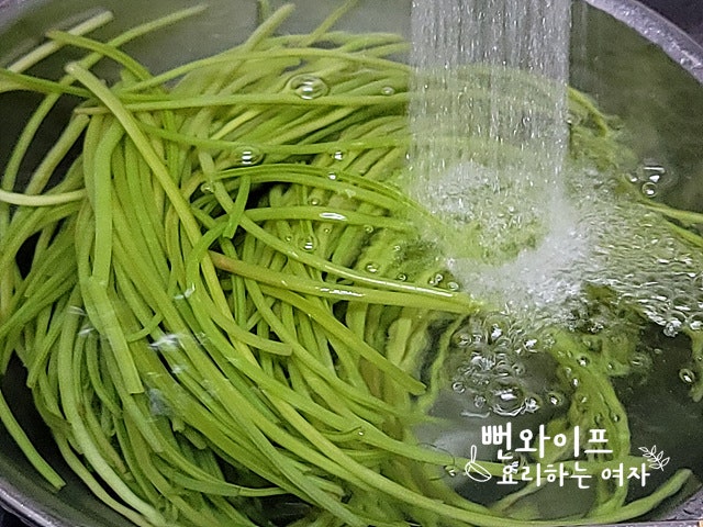Boiling sweet potato stems — step photo 1