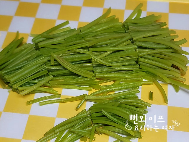 Boiling sweet potato stems — step photo 2