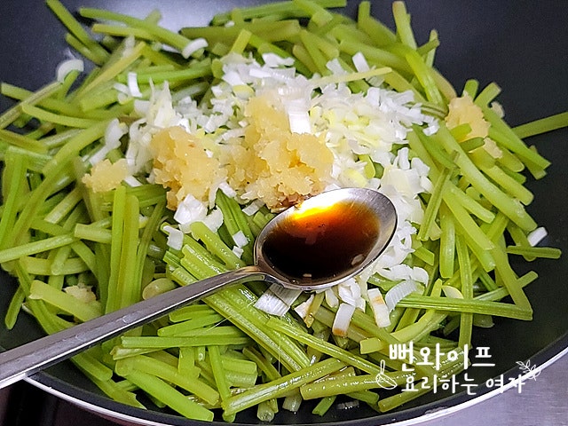 Seasoning and stir-frying — step photo 1