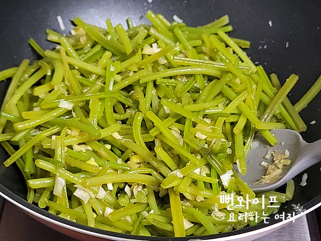 Seasoning and stir-frying — step photo 2