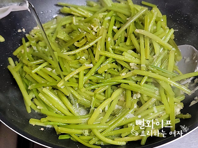Seasoning and stir-frying — step photo 1
