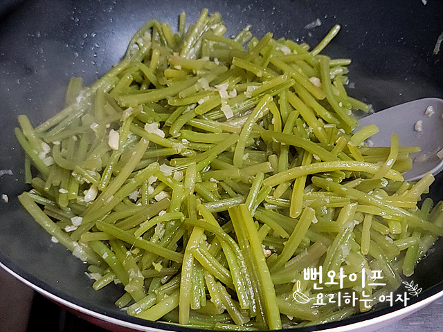 Seasoning and stir-frying — step photo