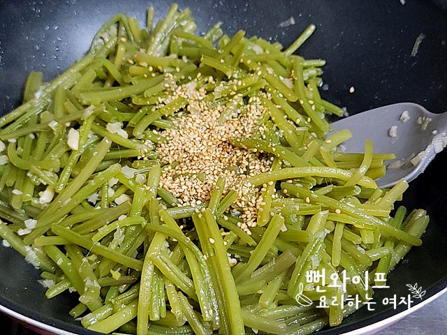 Seasoning and stir-frying — step photo 1