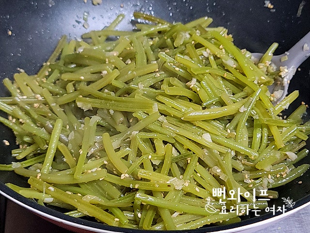 Seasoning and stir-frying — step photo 2