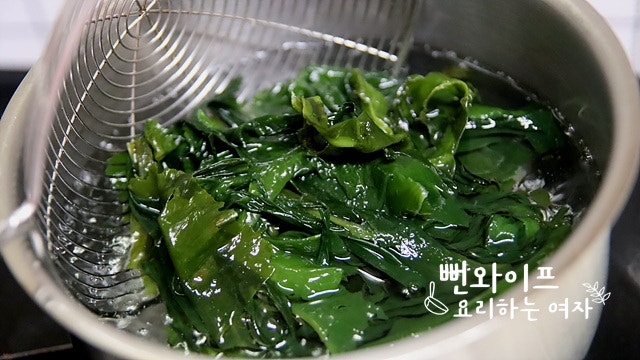 Blanch the seaweed — step photo 2