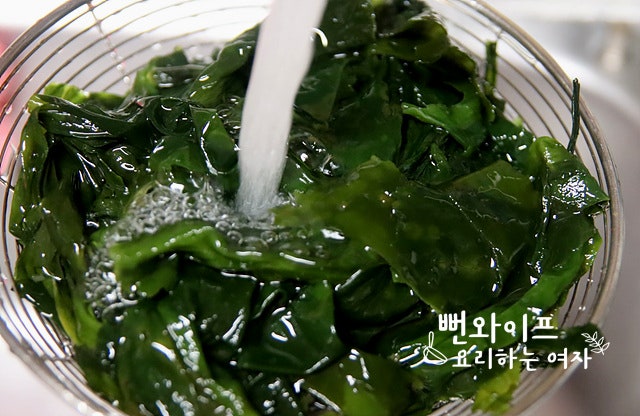 Blanch the seaweed — step photo 2