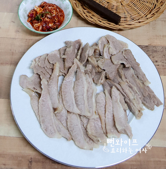 Moist Hangjeongsal Suyuk (Boiled Pork Jowl Slices) in 15 Minutes — finished dish