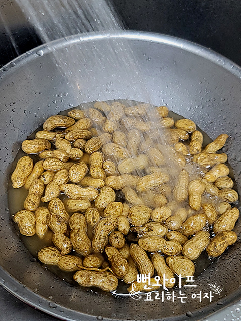 Wash the peanuts — step photo 1