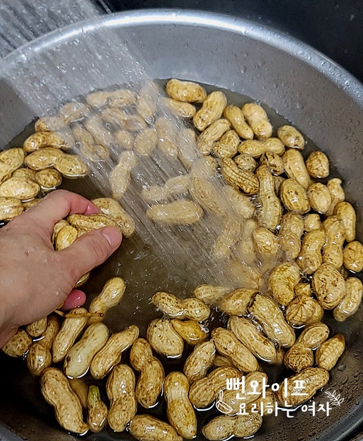 Wash the peanuts — step photo 2