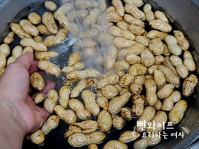 Wash the peanuts — step photo 3