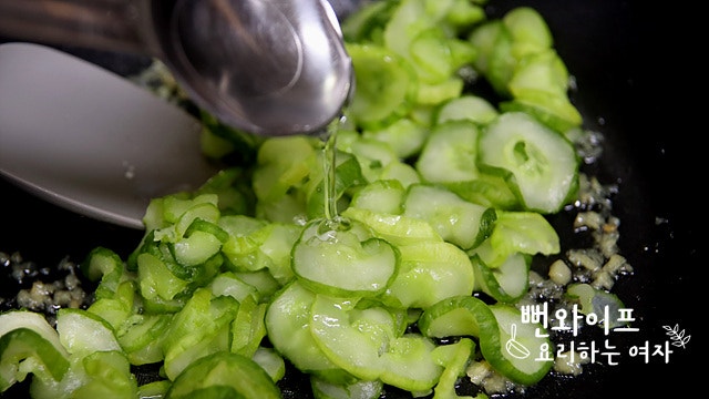 Stir-fry the cucumbers — step photo 1