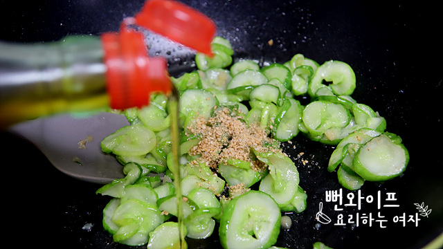 Stir-fry the cucumbers — step photo