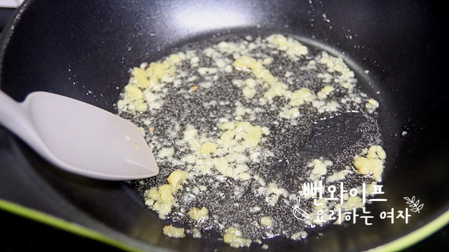 Stir-fry the anchovies — step photo 1
