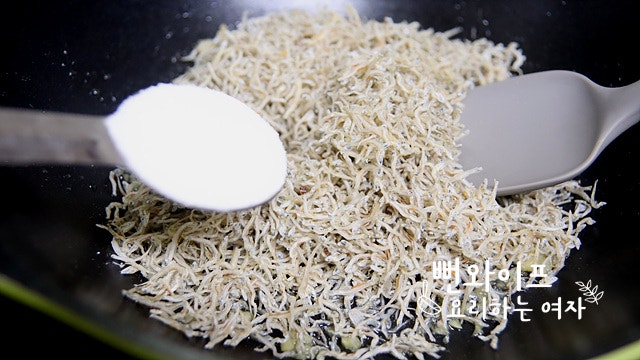 Stir-fry the anchovies — step photo 2