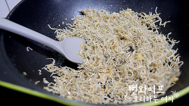 Stir-fry the anchovies — step photo