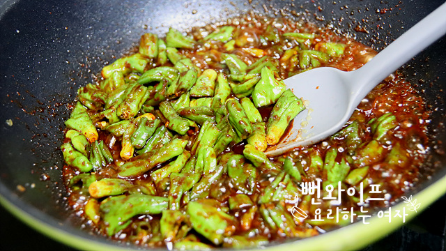 Simmer the shishito peppers in the sauce — step photo