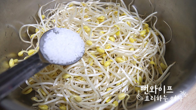 Blanch the soybean sprouts — step photo 1