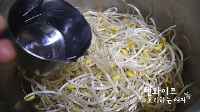 Blanch the soybean sprouts — step photo 2