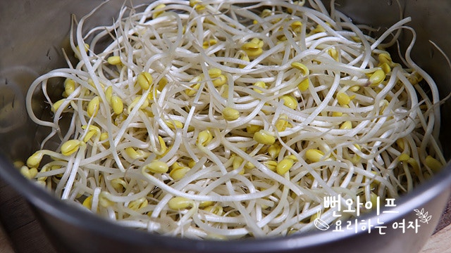 Blanch the soybean sprouts — step photo 1
