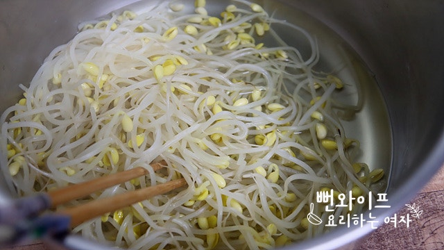 Blanch the soybean sprouts — step photo 1