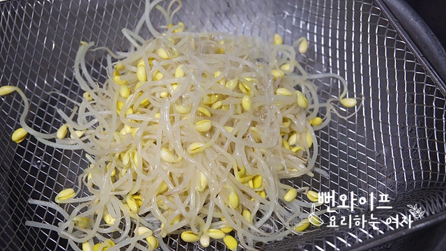 Blanch the soybean sprouts — step photo 2