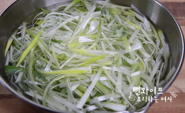 Shred the large green onion — step photo 1