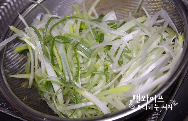 Shred the large green onion — step photo 2