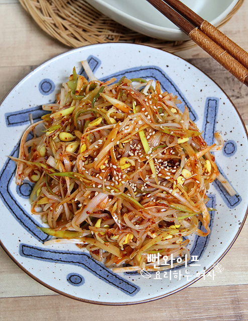 Kongnamul Muchim (Seasoned Soybean Sprouts) with Green Onion — finished dish