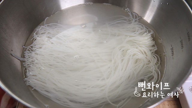 Soak and boil the rice noodles — step photo 1