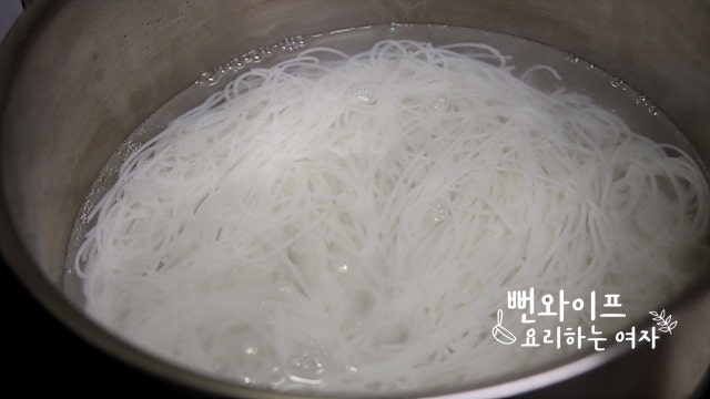 Soak and boil the rice noodles — step photo 2
