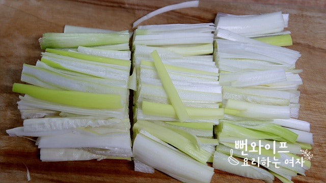 Slice the large green onions — step photo 1
